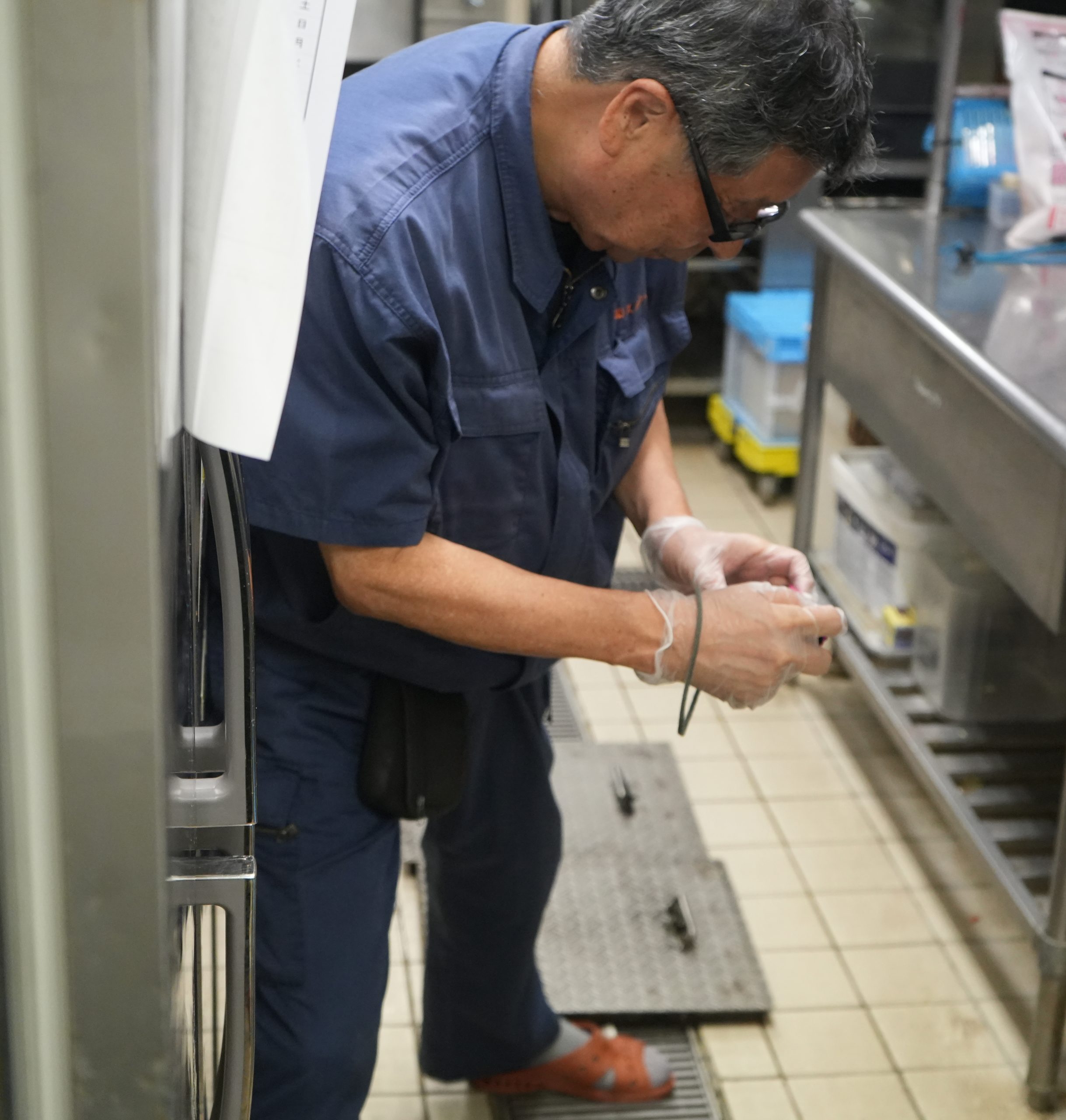 現場でメンテナンス作業を行うスタッフ