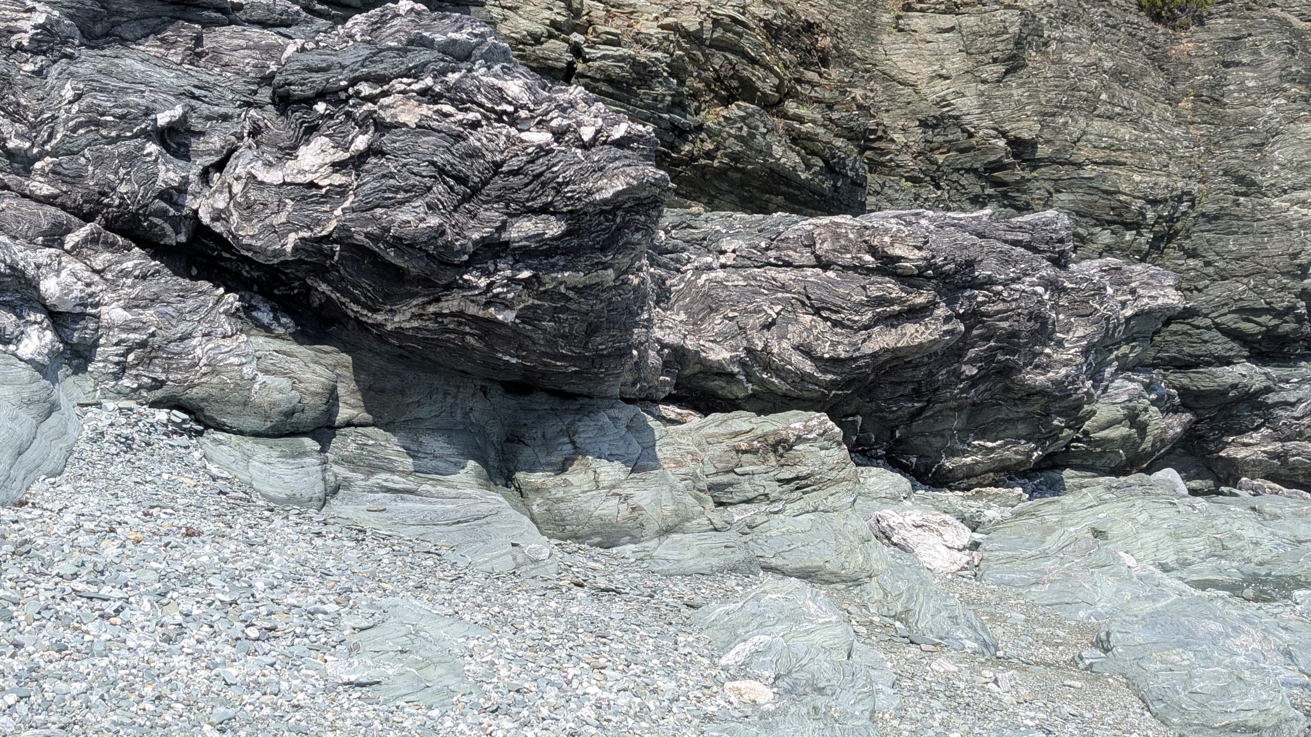天然鉱物触媒(緑色片岩)が海岸沿いに露出した岩肌。薬品不要の浄化装置G・Tクリーン・LLWの浄化力の源となる天然鉱物。