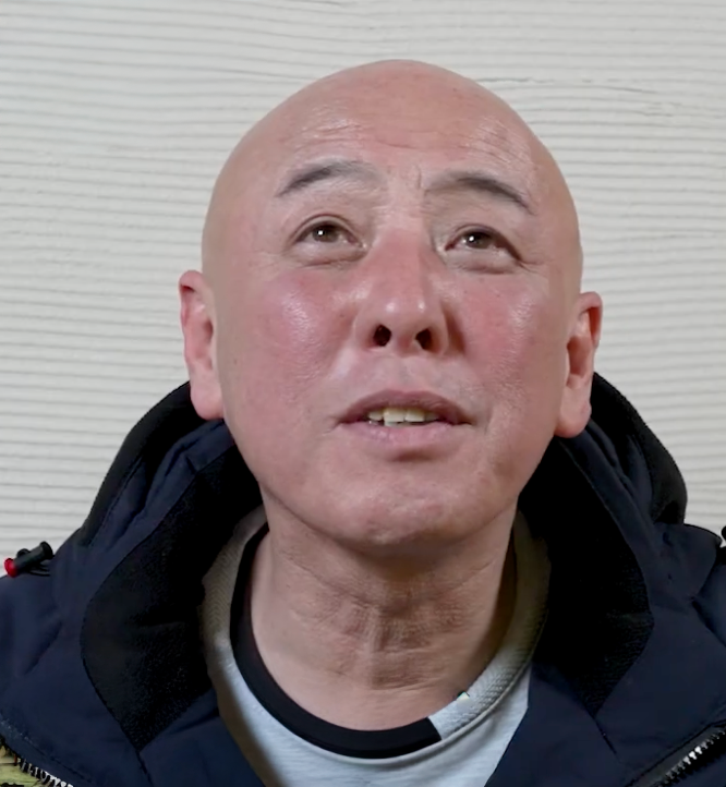 株式会社スカラベ 担当スタッフ 小池の写真。LLW(冷却塔循環水浄化装置)についてのご質問にお答えする様子。